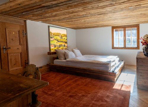 a bedroom with a bed in the corner of a room at Modernes Chalet mit Sauna, Whirlpool und Bergblick in Sankt Stephan