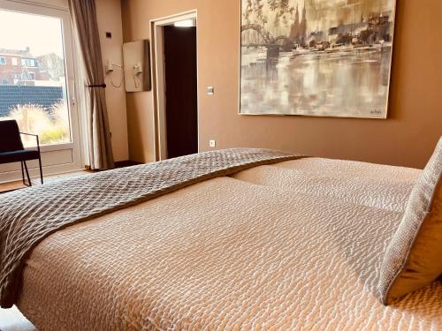 a bedroom with a bed and a window at Hotel Rooms in Breskens