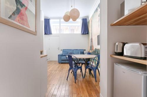 une cuisine et une salle à manger avec une table et des chaises dans l'établissement MyKeypers - Modern & Cozy Duplex 6P - Arc de Triomphe, à Paris