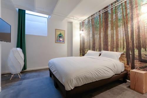 une chambre avec un grand lit et une fenêtre dans l'établissement MyKeypers - Modern & Cozy Duplex 6P - Arc de Triomphe, à Paris