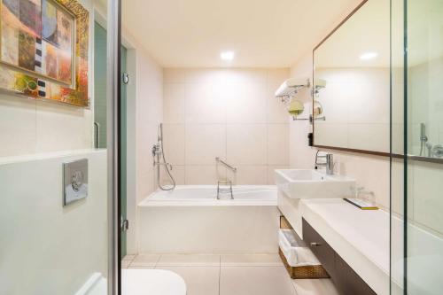 Koupelna v ubytování Radisson Gurugram Sohna Road City Center