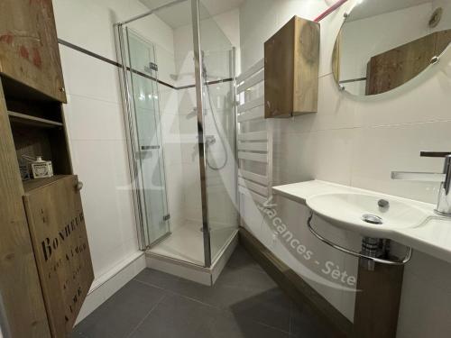 une salle de bain avec douche et lavabo dans l'établissement 1 CHAMBRES, PKG, A MI CHEMIN ENTRE PLAGES ET CENTRE HISTORIQUE, à Sète