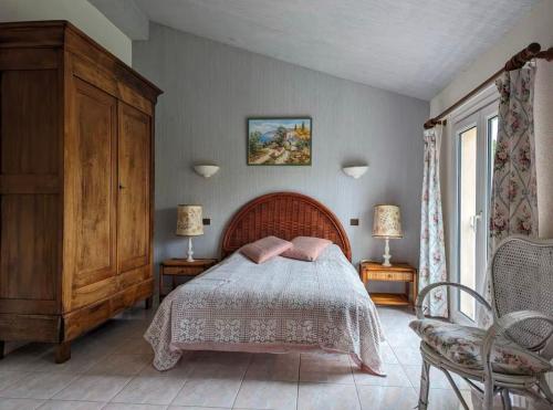 - une chambre avec un lit, deux lampes et une chaise dans l'établissement Maison Familia - 8 pers - Histoire de Clés, au Cap d'Agde