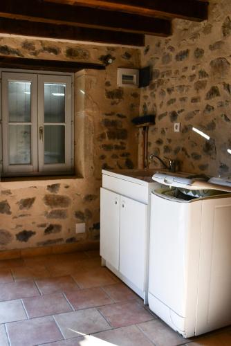 une cuisine avec un comptoir et un évier dans une pièce dans l'établissement Au four à pain, à Villapourçon