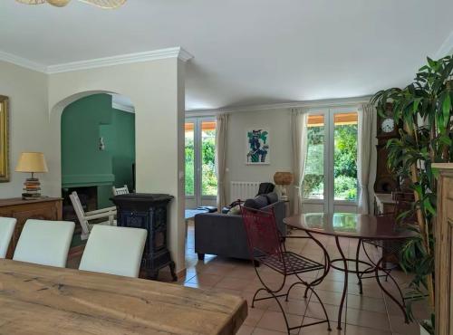 un salon avec une table et un canapé dans l'établissement Maison Familia - 8 pers - Histoire de Clés, au Cap d'Agde