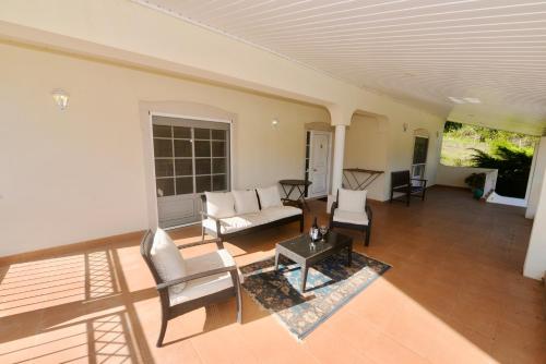 a living room with a couch and a table at Casa Bianca in Caldas da Rainha