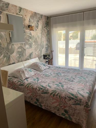 une chambre avec un lit et une fenêtre dans l'établissement Villa luxe, avec jardin, piscine privée, proche de la mer, à Saint-Cyprien