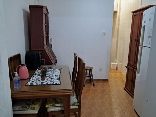 a dining room with a table and a refrigerator at Apartamento estilo flat em Copacabana in Rio de Janeiro