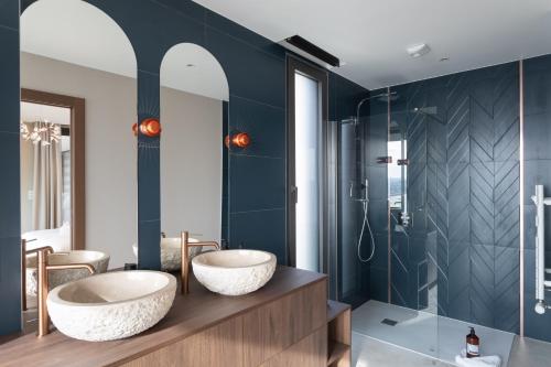 La salle de bains est pourvue de 2 lavabos et d'une douche. dans l'établissement L'Odyssée du Val - Vue mer, à Pléneuf-Val-André