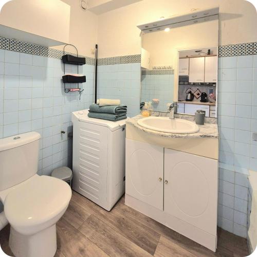 une salle de bain avec toilettes, lavabo et miroir dans l'établissement Joli studio dans résidence de 1er ligne à 2 min a pied des plages et commerces, à La Grande Motte