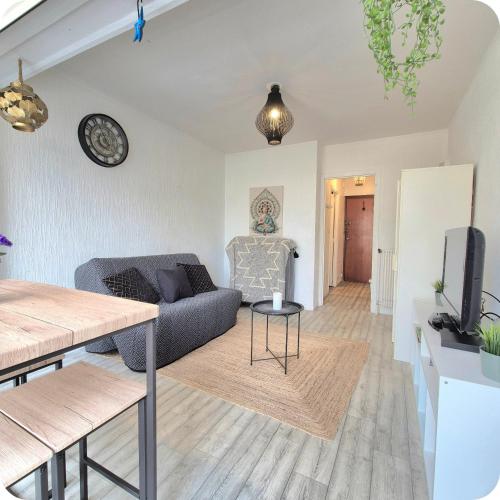 un salon avec un canapé et une table dans l'établissement Joli studio dans résidence de 1er ligne à 2 min a pied des plages et commerces, à La Grande Motte