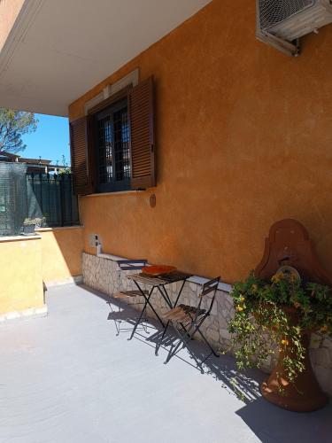 a table and chairs sitting outside of a building at Terry Road House in Monterotondo