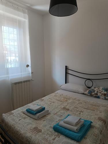 a bedroom with a bed with two towels on it at Terry Road House in Monterotondo