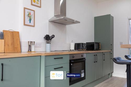 Η κουζίνα ή μικρή κουζίνα στο Explore Welsh Wonders, 3 Bedroom House By The One Retreats Short Lets & Serviced Accommodation Treharris