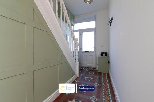 Φωτογραφία από το άλμπουμ του Explore Welsh Wonders, 3 Bedroom House By The One Retreats Short Lets & Serviced Accommodation Treharris σε Nelson