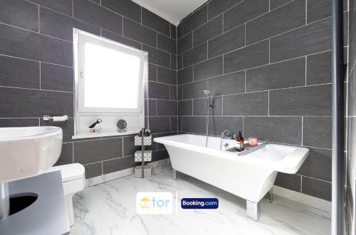 Ένα μπάνιο στο Explore Welsh Wonders, 3 Bedroom House By The One Retreats Short Lets & Serviced Accommodation Treharris