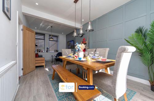 Χώρος καθιστικού στο Explore Welsh Wonders, 3 Bedroom House By The One Retreats Short Lets & Serviced Accommodation Treharris