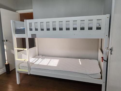Postel nebo postele na pokoji v ubytování Easy too stay Molyneux Park road