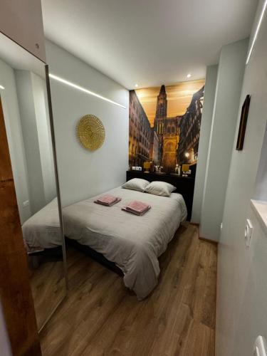 une chambre avec un grand lit avec un miroir dans l'établissement Les Appartements de l'Epine, à Strasbourg