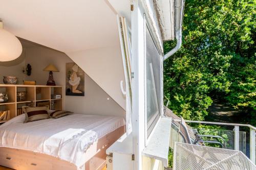 a bedroom with a bed and a balcony at Strandtraum Lobbe Fewo 20 bis 4 Personen, auf Anfrage mit Strandkorb in Lobbe