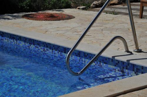Πισίνα στο ή κοντά στο Bliss Stone House in Hvar with private padel court