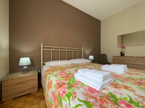 a bedroom with a bed with towels on it at Casa Archi in Cefalù