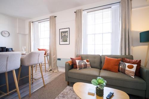 Χώρος καθιστικού στο Gloucester Apartments x 3 FREE Parking & short walk to the University & Hospital