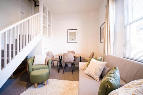 Χώρος καθιστικού στο Gloucester Apartments x 3 FREE Parking & short walk to the University & Hospital