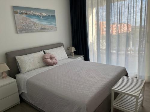 Postel nebo postele na pokoji v ubytování AGM Suite Fiumicino Airport Faro 10