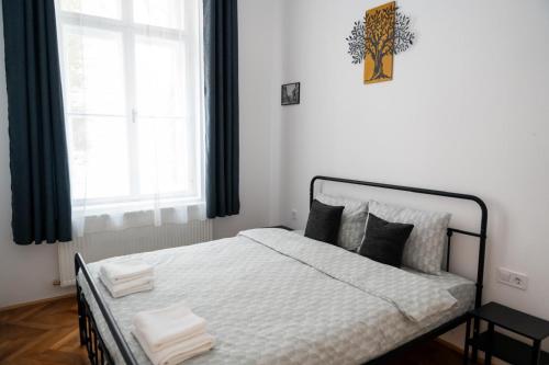 Ένα ή περισσότερα κρεβάτια σε δωμάτιο στο Republicii Central Loft