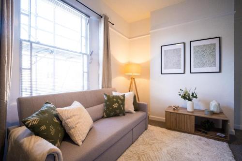 Χώρος καθιστικού στο Gloucester Apartments x 3 FREE Parking & short walk to the University & Hospital