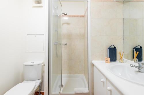 une salle de bain avec une douche, des toilettes et un lavabo dans l'établissement Dames - Studio lumineux Gare Saint-Lazare, à Paris