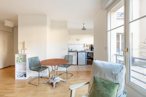 une cuisine et une salle à manger avec une table et des chaises dans l'établissement Dames - Studio lumineux Gare Saint-Lazare, à Paris