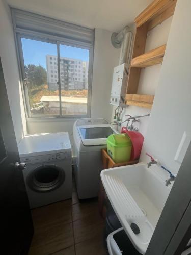 a small bathroom with a washing machine and a sink at Comfort y Estilo in Constitución