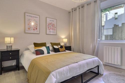 une chambre avec un lit avec des oreillers et une fenêtre dans l'établissement Le Villeneuve, à Chabeuil