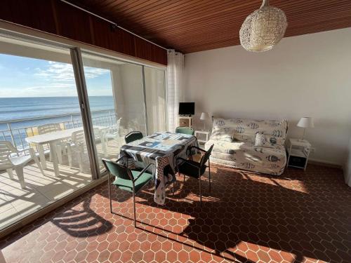 - un salon avec une table et une vue sur l'océan dans l'établissement Studio plage à St Gilles - accès direct - FR-1-324-104, à Saint-Gilles-Croix-de-Vie