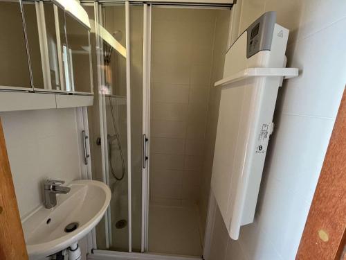 La petite salle de bains est pourvue d'une douche et d'un lavabo. dans l'établissement Studio plage à St Gilles - accès direct - FR-1-324-104, à Saint-Gilles-Croix-de-Vie