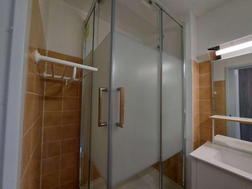 une douche avec une porte vitrée dans une salle de bain dans l'établissement Appartement 2 pièces RDC avec Parking, Terrasse - FR-1-326-439, à Le Castellas