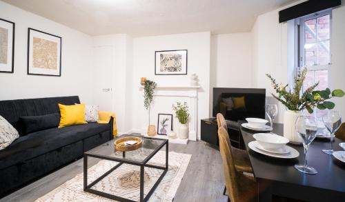 Χώρος καθιστικού στο Gloucester Apartments x 3 FREE Parking & short walk to the University & Hospital