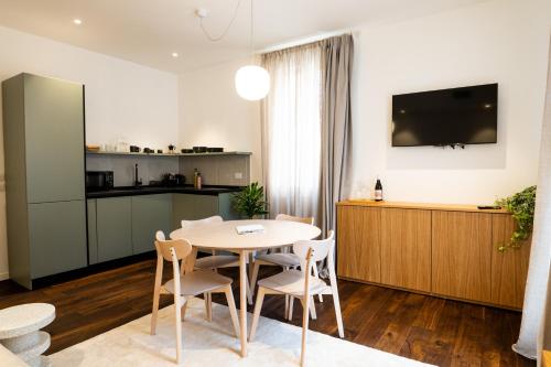 a kitchen and dining room with a table and chairs at Agave in Centrale in Milan