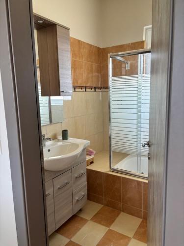 Ένα μπάνιο στο Erato Sea View Villa