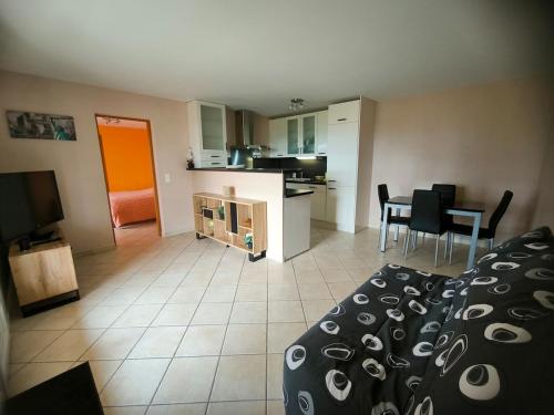 Il comprend un salon et une cuisine avec un lit et une table. dans l'établissement L appartement d Adeline, à Saint-Vallier-de-Thiey