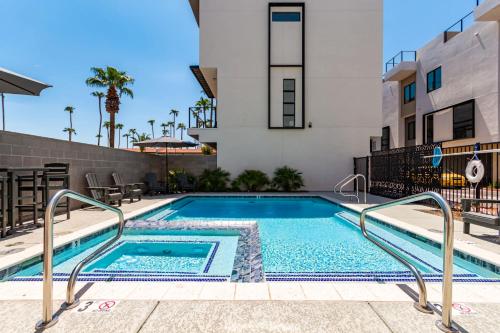 una piscina en medio de un edificio en Papago Lux Townhouse with Rooftop Lounge, en Scottsdale