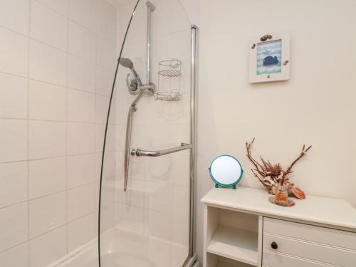 Bilik mandi di Pebble Cottage