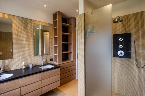 een badkamer met twee wastafels en een douche bij Villa Pacini - just 1,8 km outside Lucca Wall - Pool in Lucca