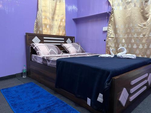 ein Schlafzimmer mit einem Bett mit zwei Schwänen darauf in der Unterkunft VINTAGE HOMES, Darjeeling in Darjeeling