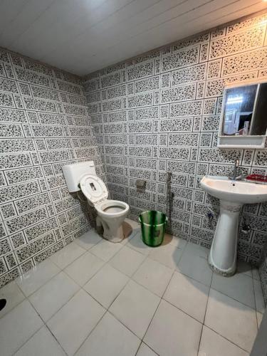 ein Badezimmer mit Toilette und Waschbecken in der Unterkunft VINTAGE HOMES, Darjeeling in Darjeeling