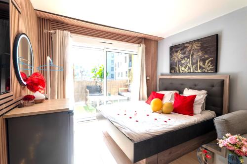 une chambre avec un lit avec des oreillers rouges et une fenêtre dans l'établissement Spa relaxing, à Nantes