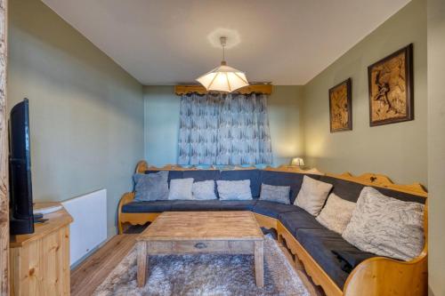 un salon avec un canapé et une table dans l'établissement #AH16 Les Quirlies Sublime family cottage, à Les Eymes