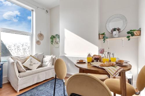 a living room with a couch and a table and chairs at Apartment Big Ben, 10 mins to London Bridge, 5 min Croydon, 30 min Airport in London